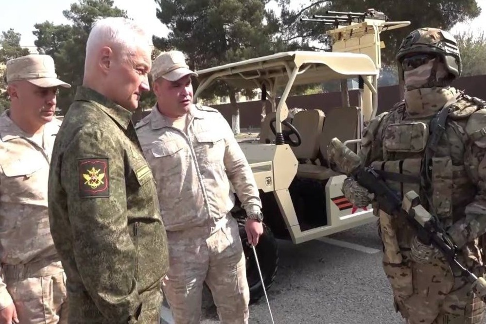   Один из выводов спецоперации - уязвимость бронетехники к воздушным атакам дронов. Поэтому танки и бронетранспортеры потеряли возможность приближаться к линии боевого соприкосновения. До передовой штурмовики теперь добираются на "железных конях" - мотоциклах, квадроциклах или багги. В связи с этим бронемашины даже недавно стали снабжать специальными креплениями для мототехники. Первый такой образец накануне продемонстрировали министру обороны РФ Андрею Белоусову на 201-й военной базе в Душанбе. / Фото: Министерство обороны РФ