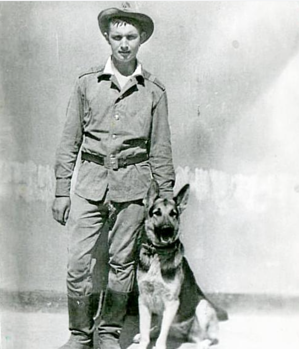 Сержант ПВ КГБ СССР А. Сабирзянов со своей служебной собакой