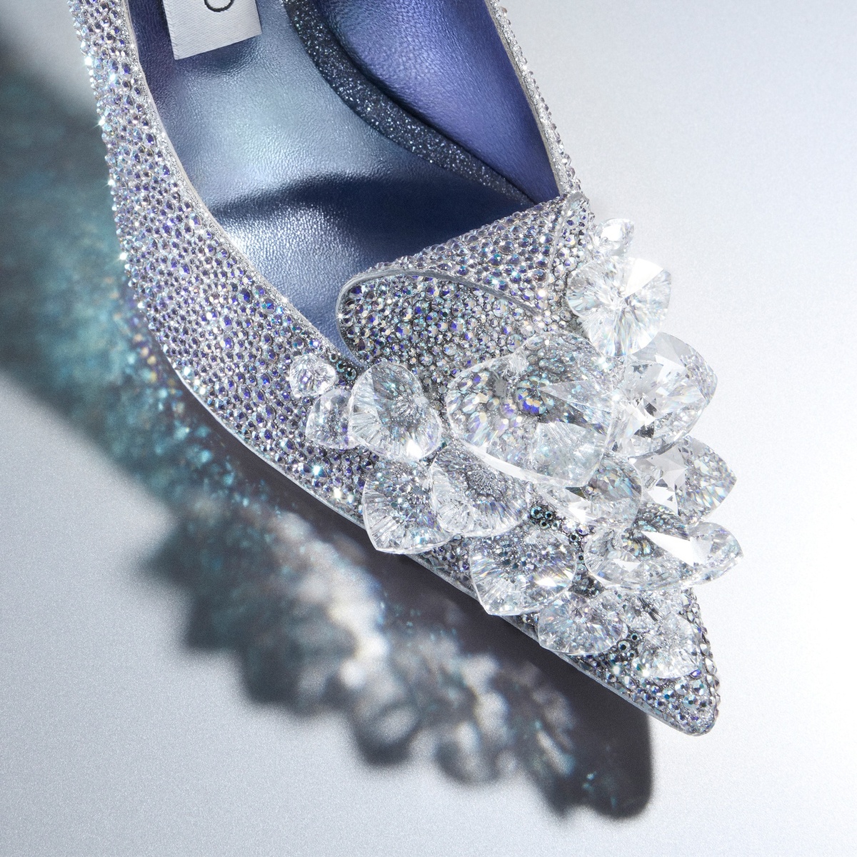 Фото: https://row.jimmychoo.com/