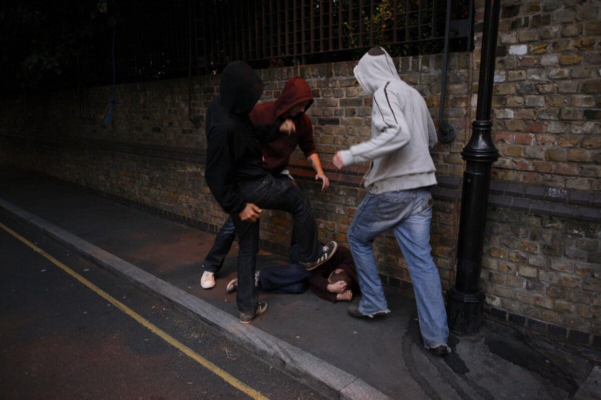 Втроём на одного - это у них нормально...