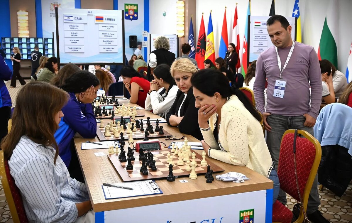 Женская сборная одержала победу в 5-м туре командного чемпионата Европы по шахматам (9 октября 2025). Батуми © Photo : press office of the Armenian Chess Federation