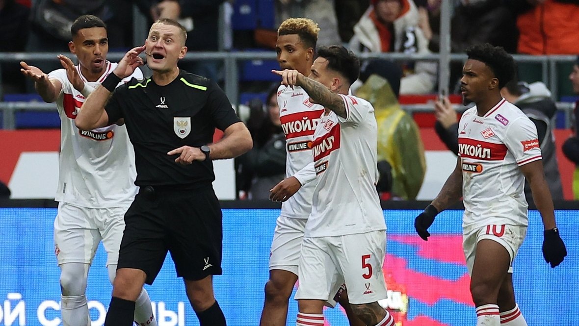 Матч ЦСКА — «Спартак» обошелся без судейского скандала благодаря видеоассистентам