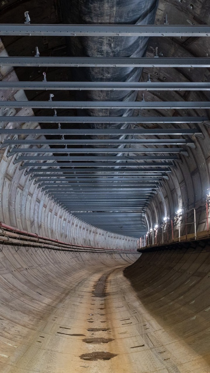 📷 1.1: Готовый двухпутный тоннель после проходки «Лилией». Видны монтажные балки под вентиляционное перекрытие.
