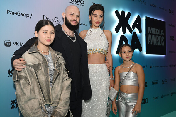    Джиган с женой Оксаной Самойловой и дочками Ариелой и Леей / Рамиль Ситдиков/РИА Новости