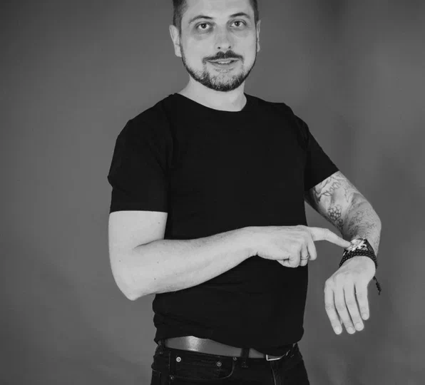 «Зумеры и милфы»: Почему молодые мужчины выбирают зрелых женщин — взгляд психолога