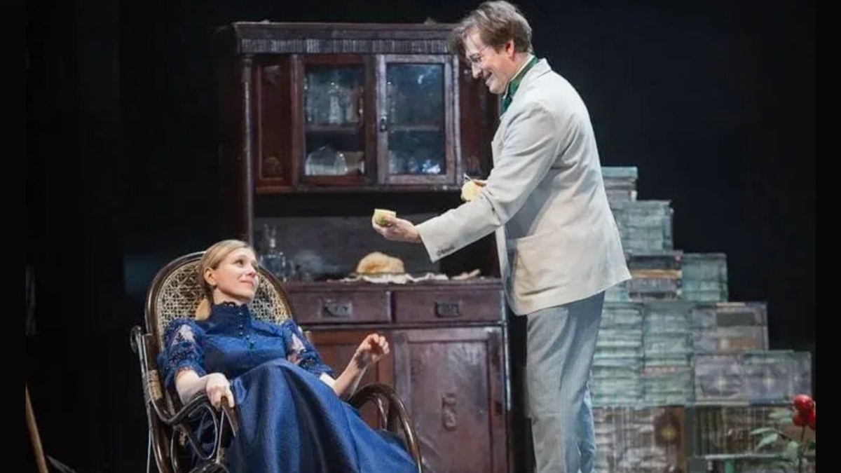 Карина Андоленко и Сергей Безруков в спектакле "Дядя Ваня" (Фото из открытых источников)