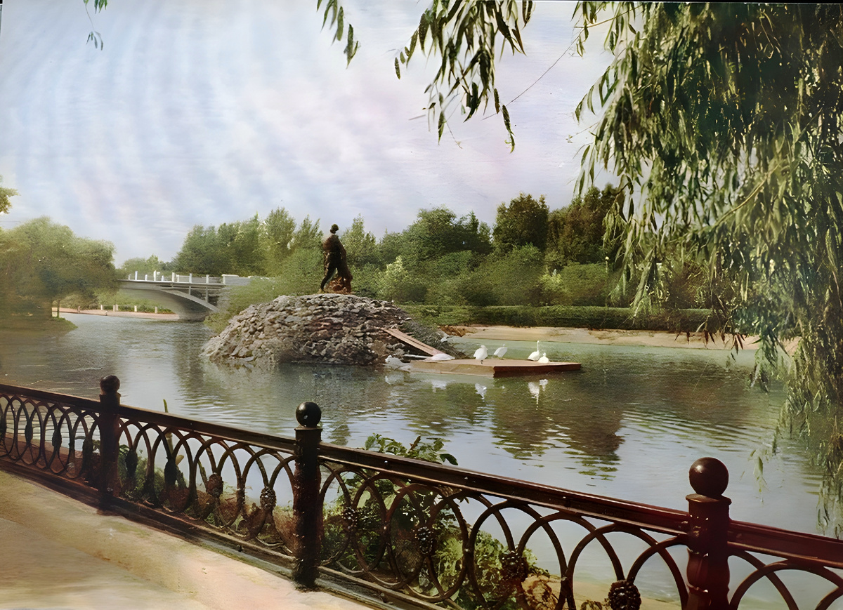 Скульптура-фонтан «Самсон, разрывающий пасть льва» была в парке Чкалова в Днепропетровске. Таинственно исчезла.