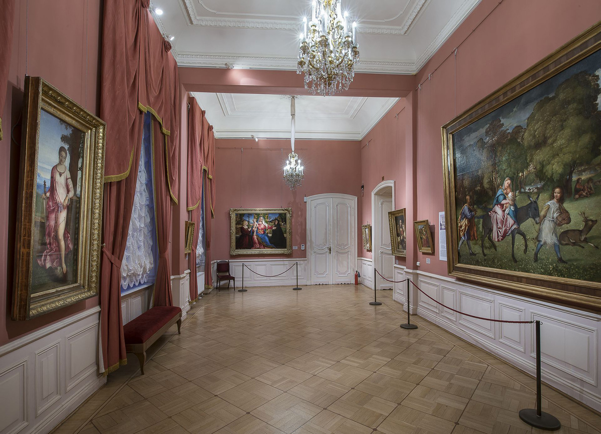 Зал 217, двери ведут в коридор прислуги. источник www.hermitagemuseum.org / автор фото неизвестен 