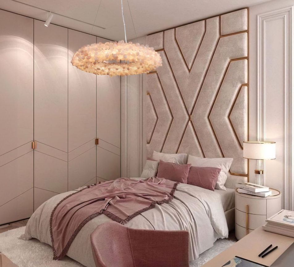 Кварцевая люстра в интерьере спальни