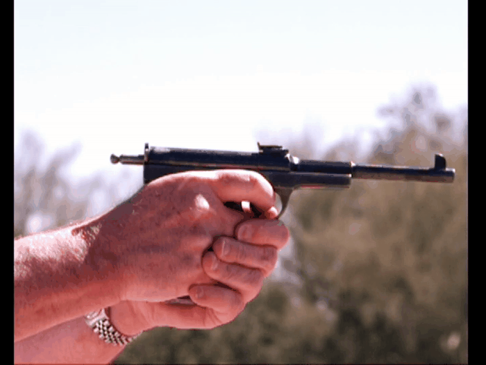 На замедленной съемке хорошо видно движение ствола назад и работу поворотного затвора.