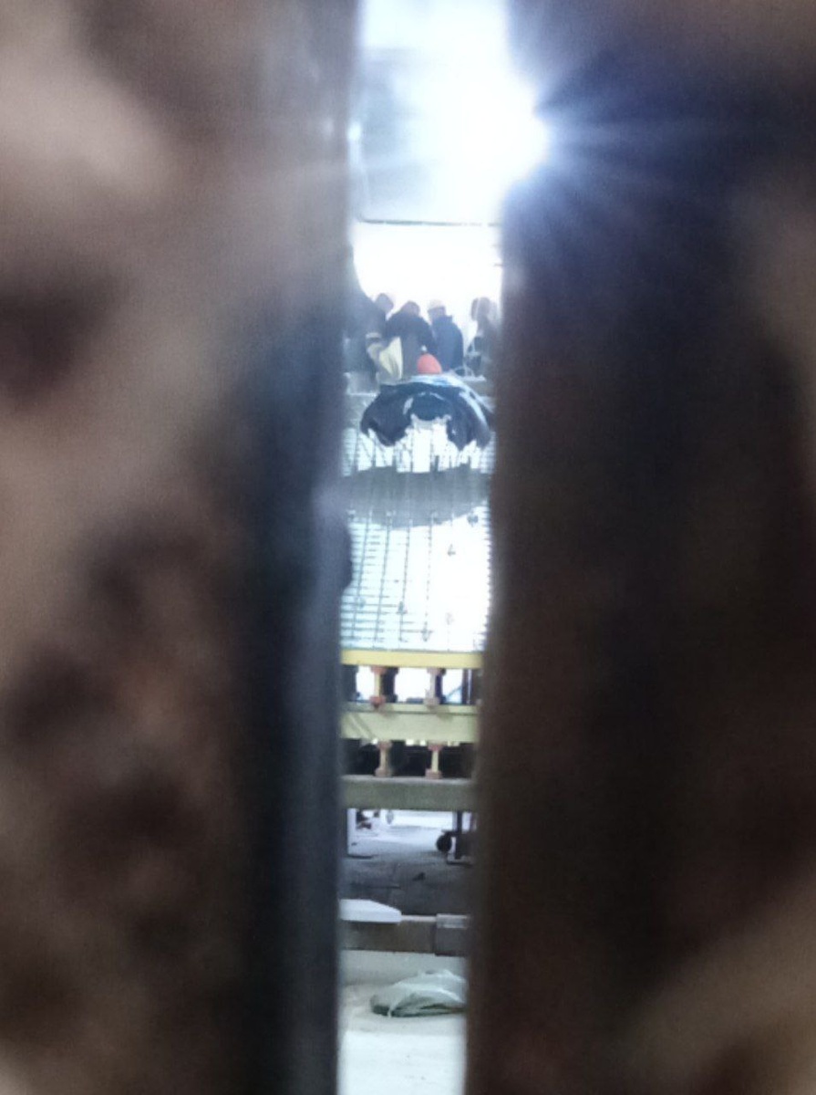 📷 1.1: На отгороженном участке в центральной части платформы сложена опалубка для сооружения лестничных сходов пересадки.