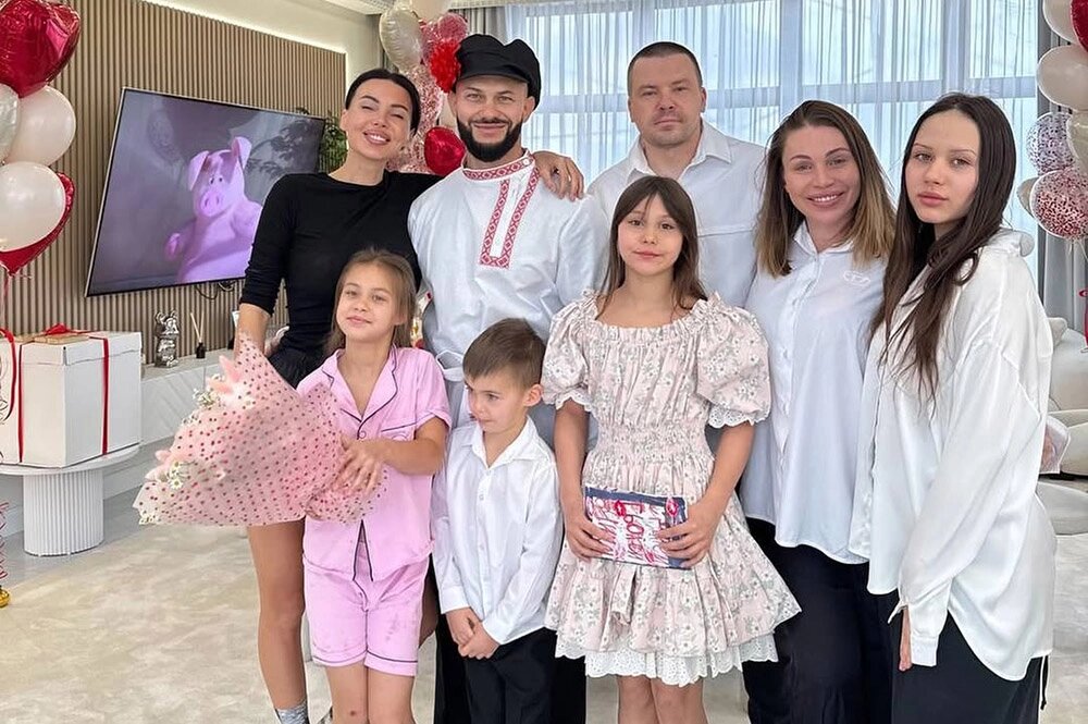    Оксана Самойлова и Джиган с семьей. Фото: соцсети