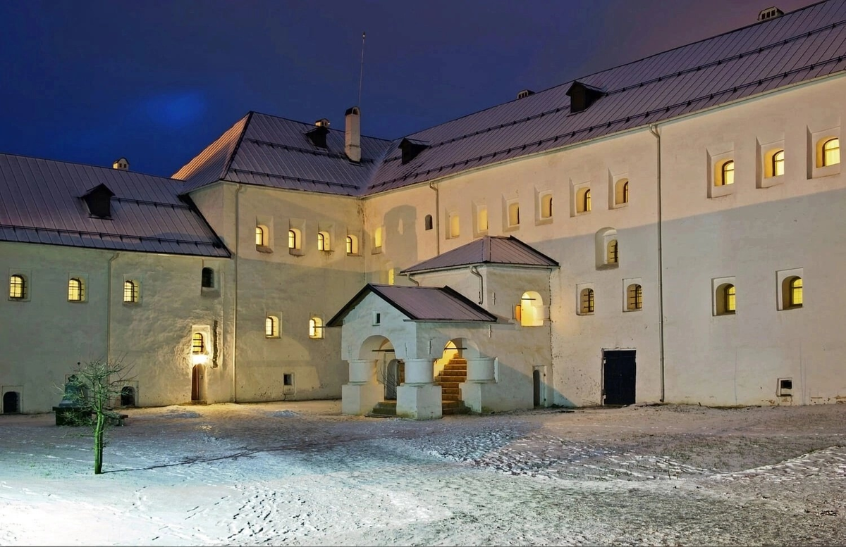 Поганкины палаты – палаты С. И. Поганкина. XVII век. Сейчас здесь расположены музейные экспозиции. В частности – кабинета самого хозяина. 