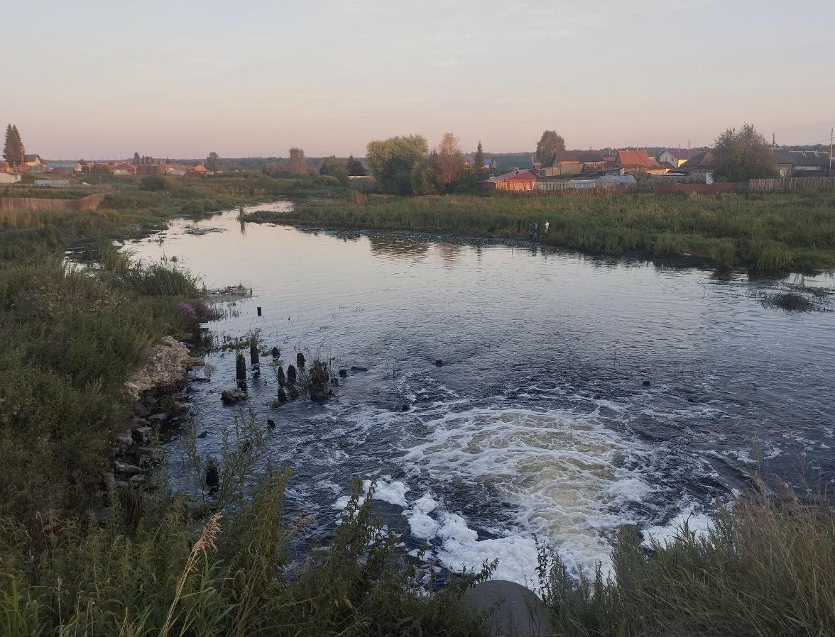 На левом берегу раньше находилась мельница. Буквально лет 40 назад она еще стояла, сейчас от нее осталось только часть фундамента и камни. Она простояла около 200 лет