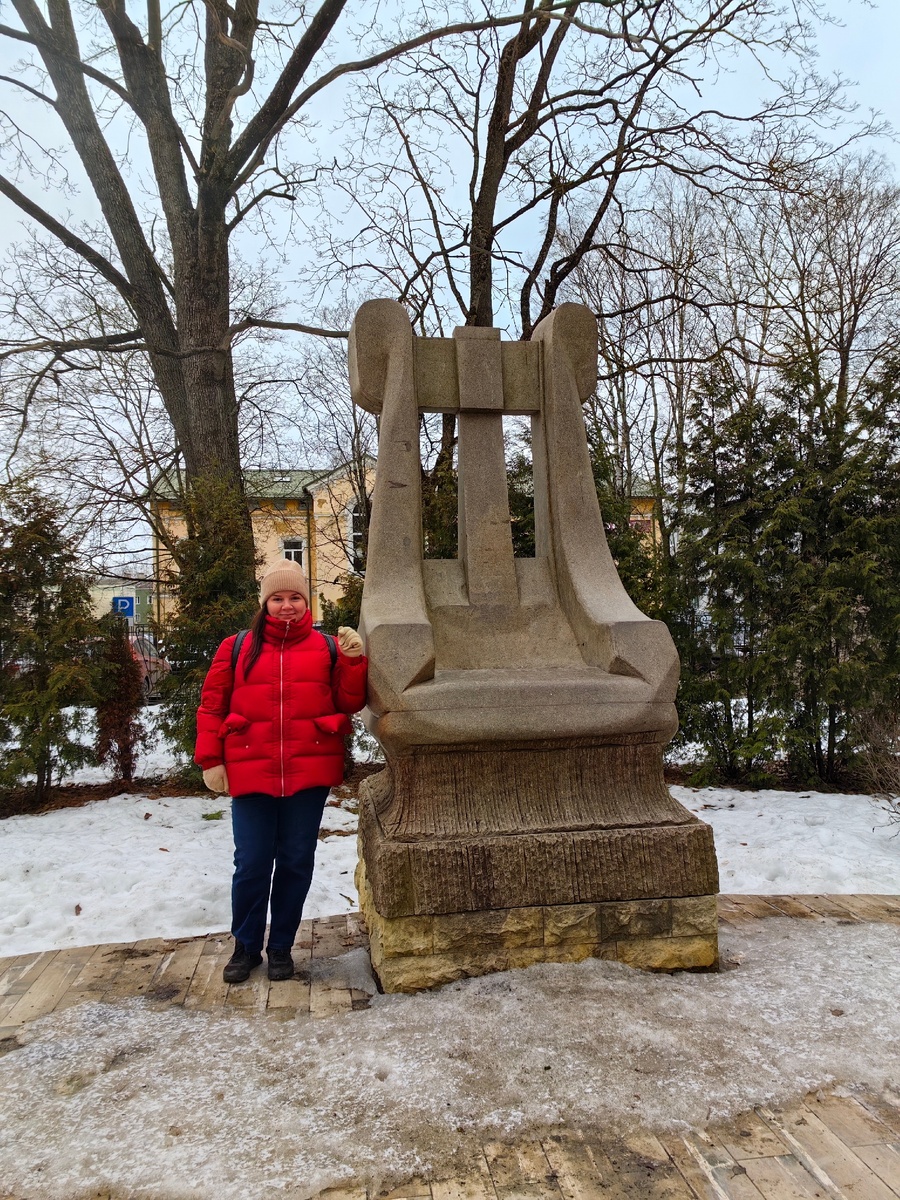 Фото у музыкальной школы.