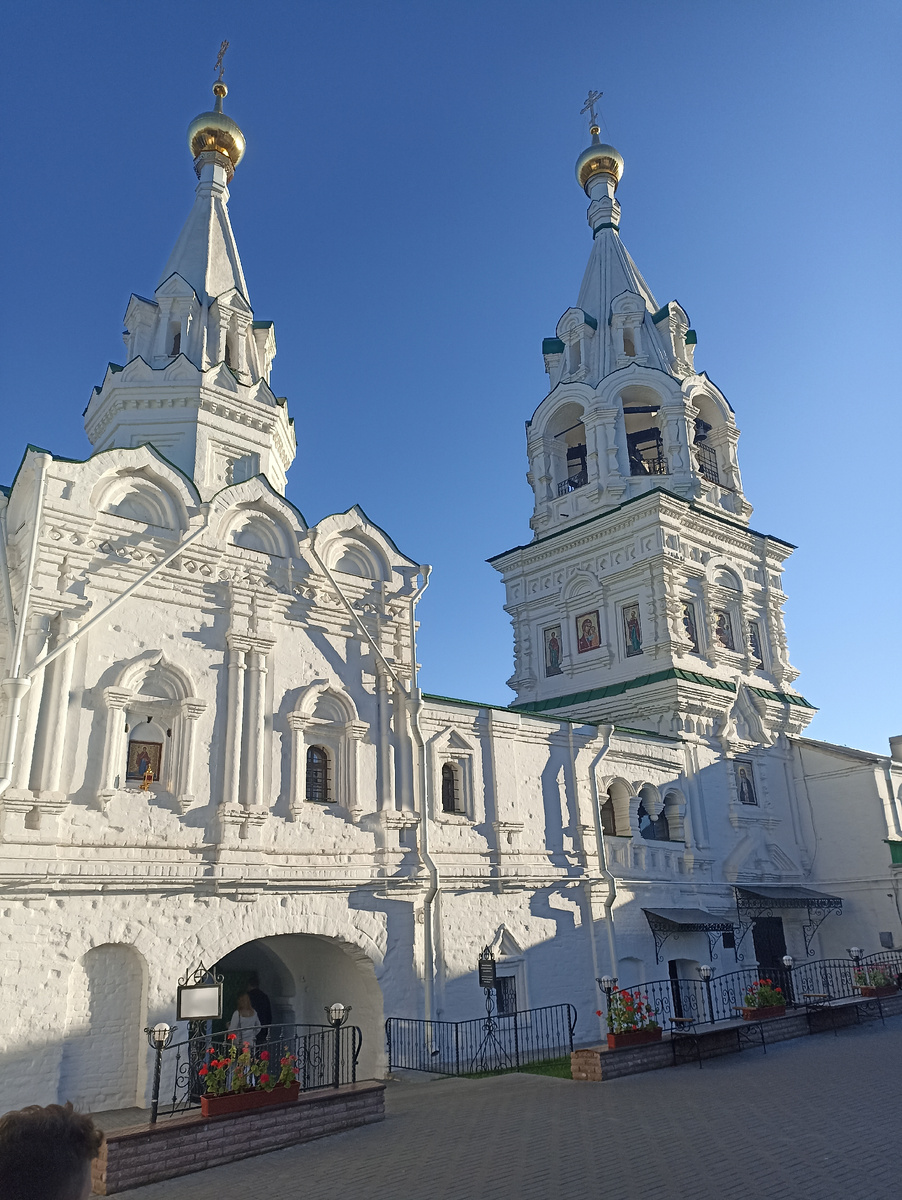 Свято Троицкий собор , в нём хранятся мощи Петра и Февронии