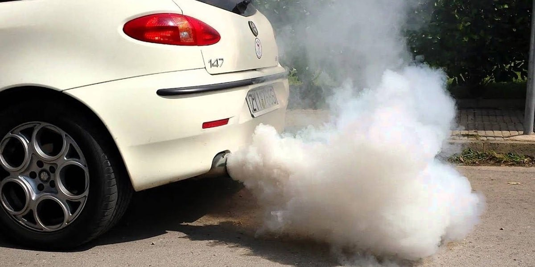 Синий дым vs черный дым vs белый пар из выхлопной трубы: учимся "читать" симптомы.