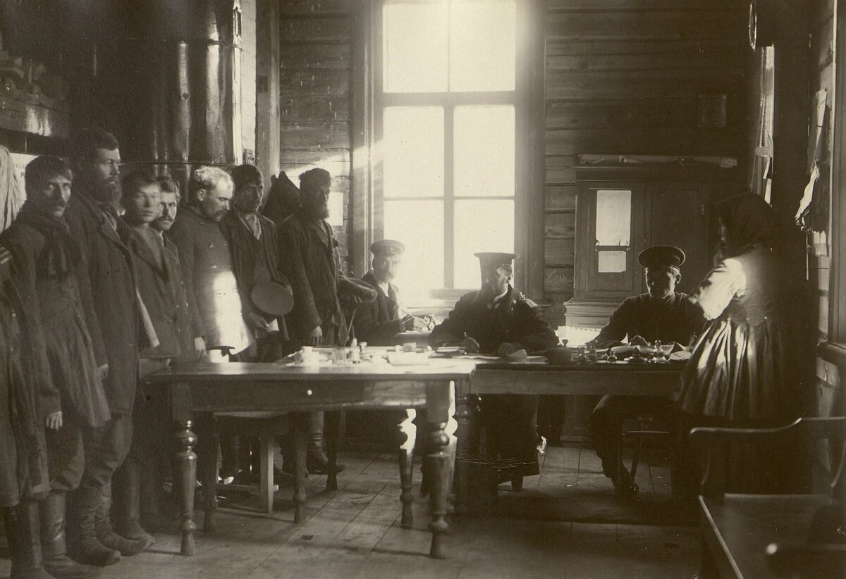 Приём и регистрация переселенцев на переселенческом пункте. Сызрань. 1900-е гг.