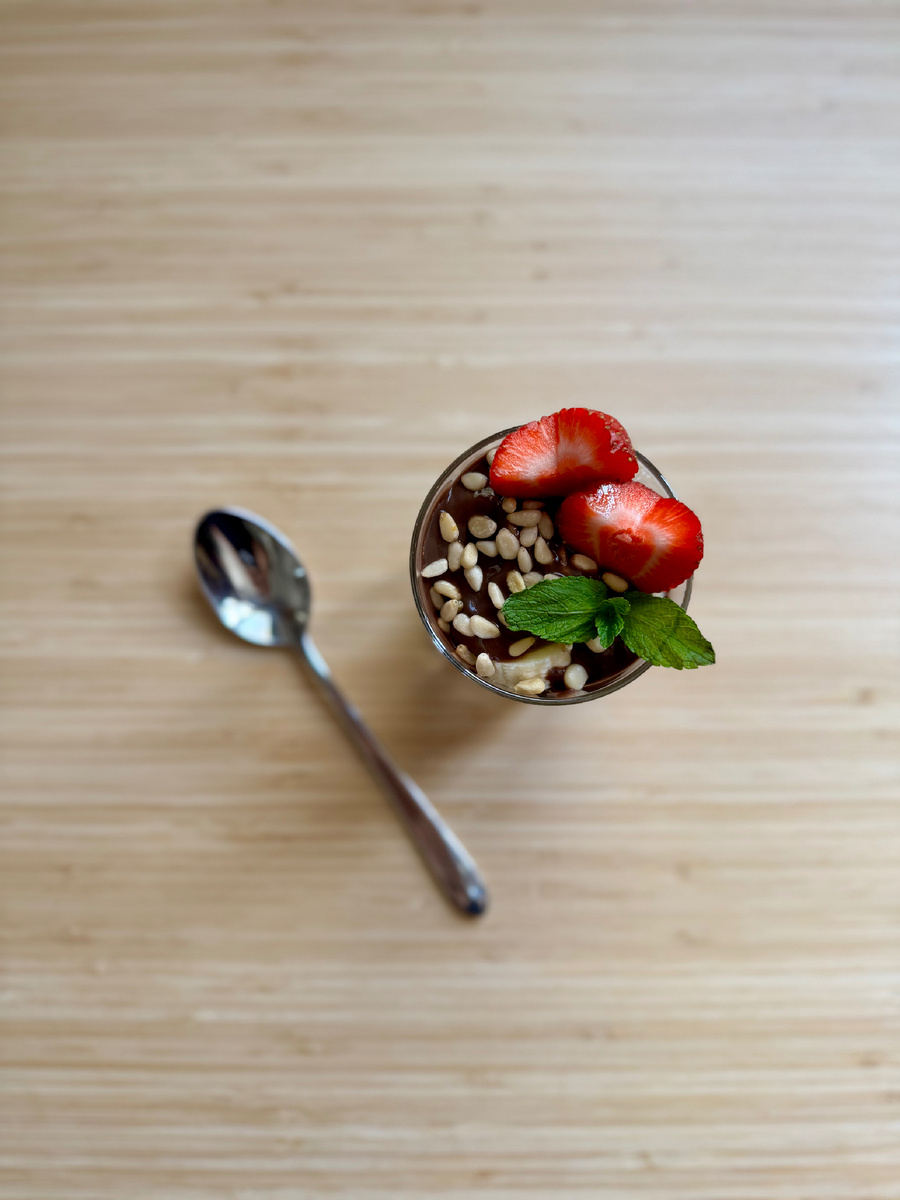 Завтрак. Пудинг с бананом, орешками и ягодами 