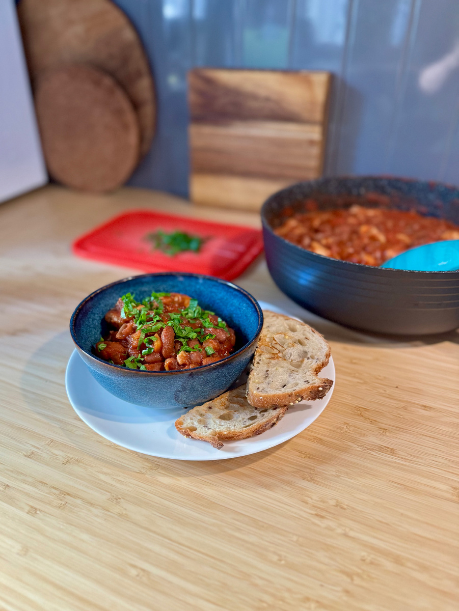 Обед. Фасоль с курицей в остром красном соусе 