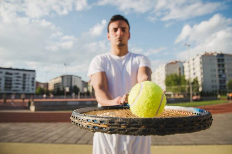 Как играть в настольный теннис и почему он так популярен?