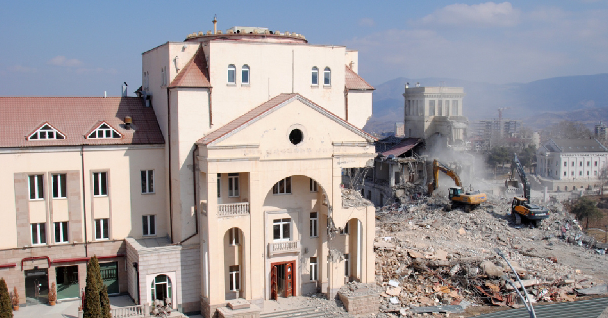 На фотографии: Азербайджан разрушает здание Национального совета Арцаха