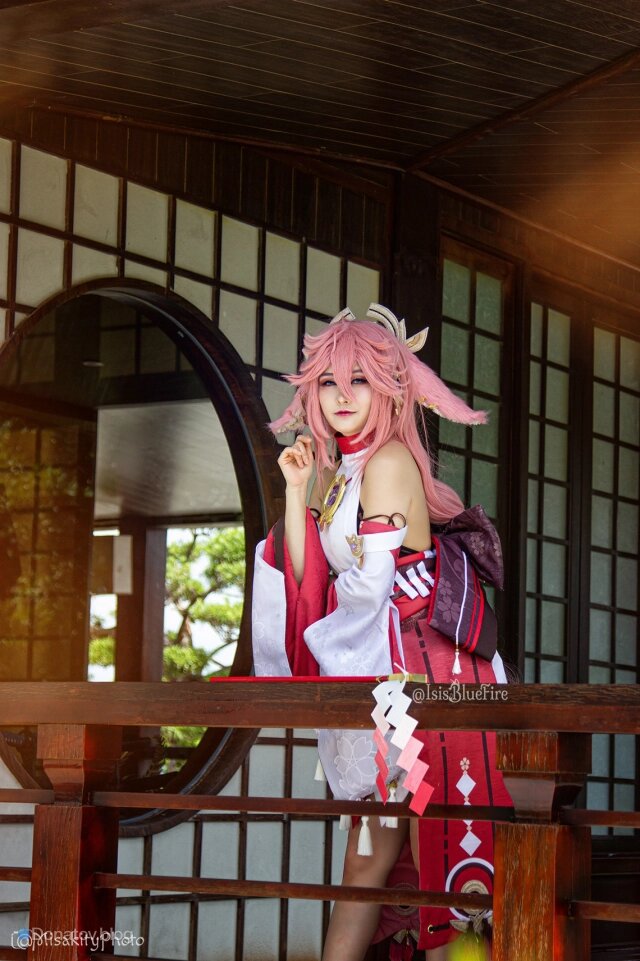    Жрица улыбается, глядя на зрителя