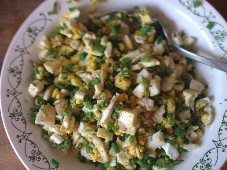    Нарезать вареные яйца и зеленый лук, перемешать Фото: Ирина Андреева, личный архив