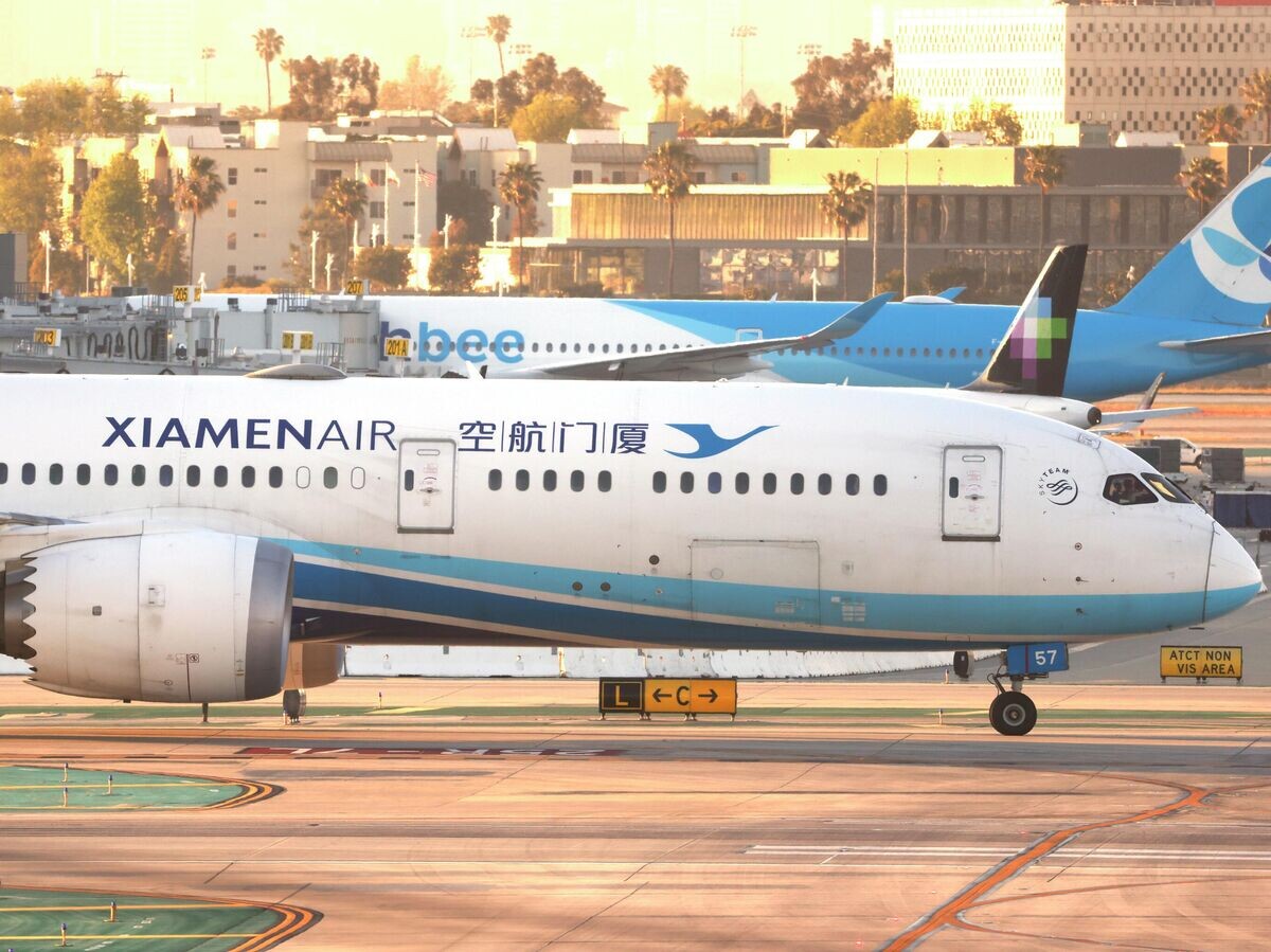    Самолет авиакомпании Xiamen Air в международном аэропорту Лос-Анджелеса© Getty Images / Kevin Carter