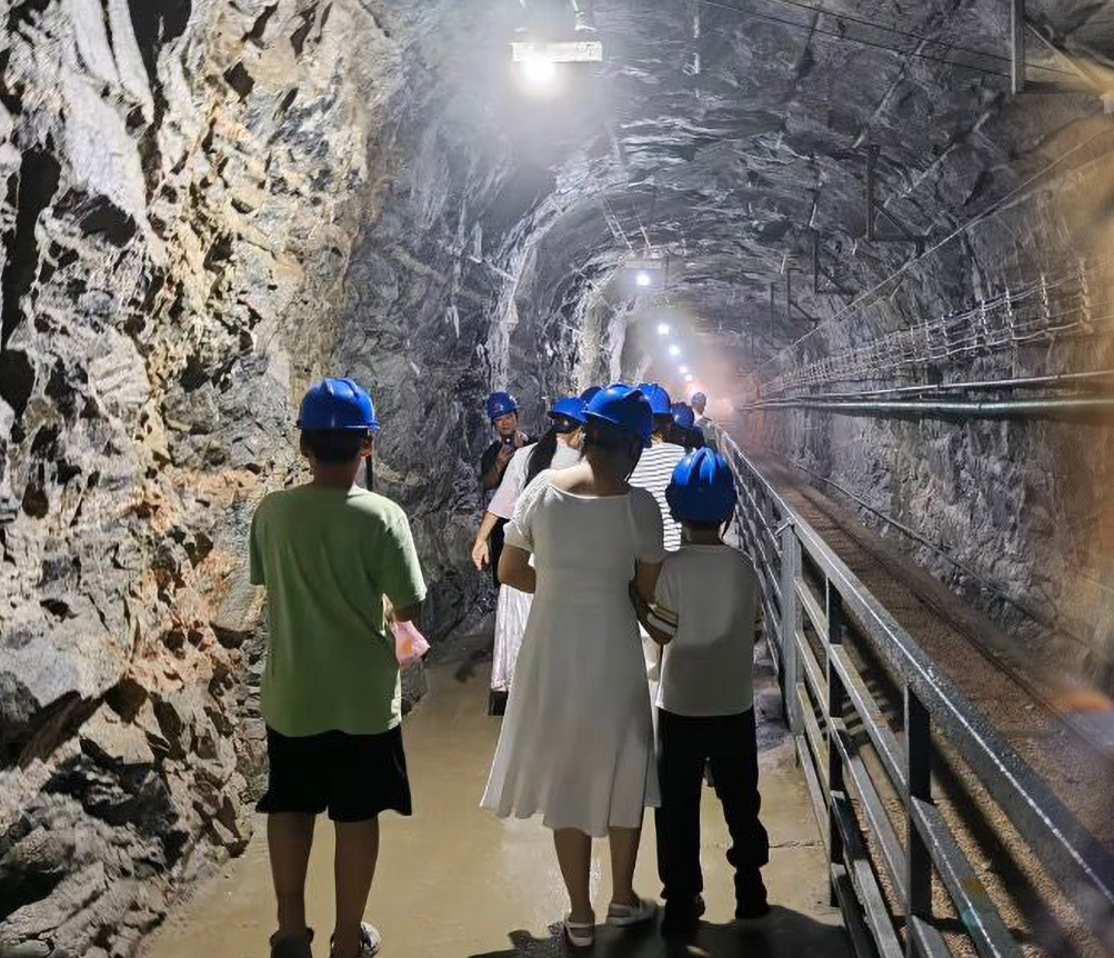 Мамы с детьми идут по шахте с экскурсией