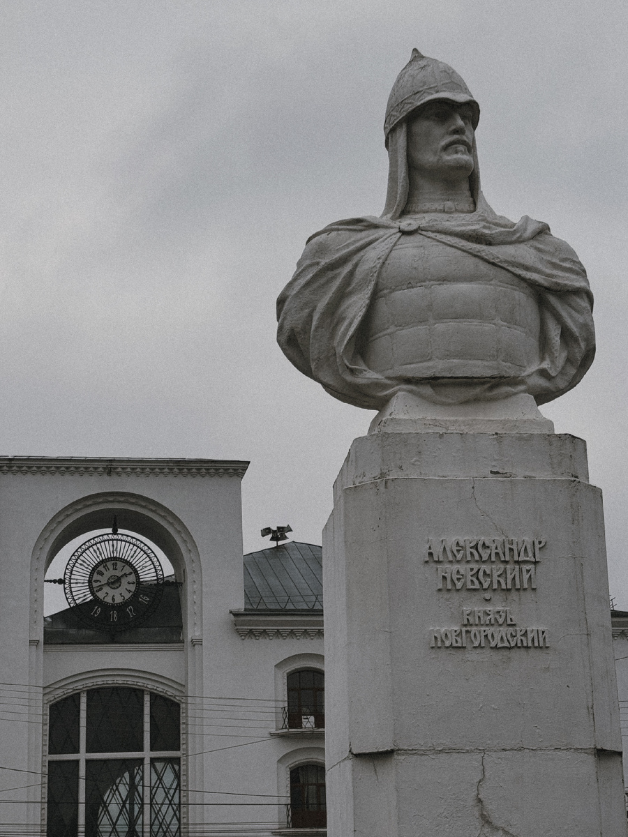 Ж/Д вокзал «Великий Новогород» напротив памятник Александру Невскому 