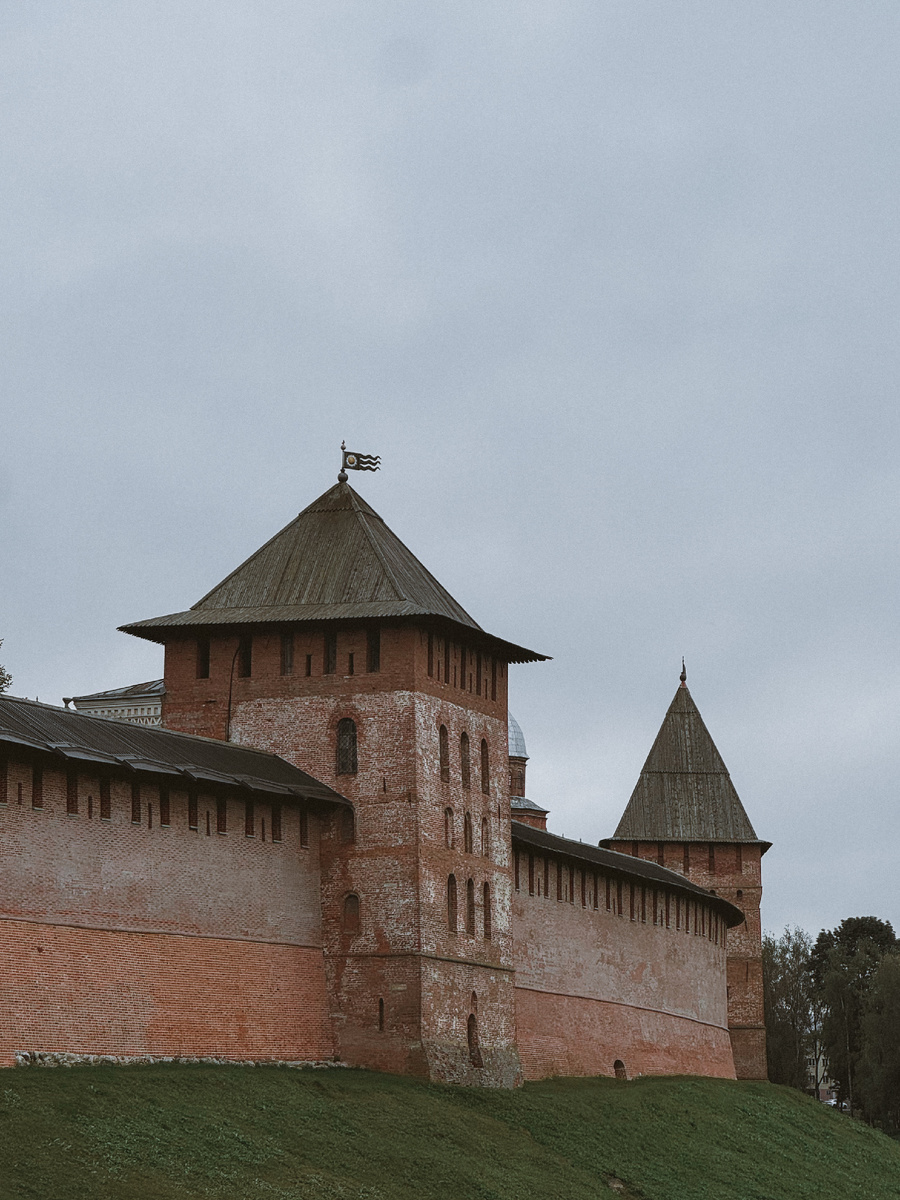 Златоустовская башня и Покровская башня - вид с центрального входа в Новгородский кремль