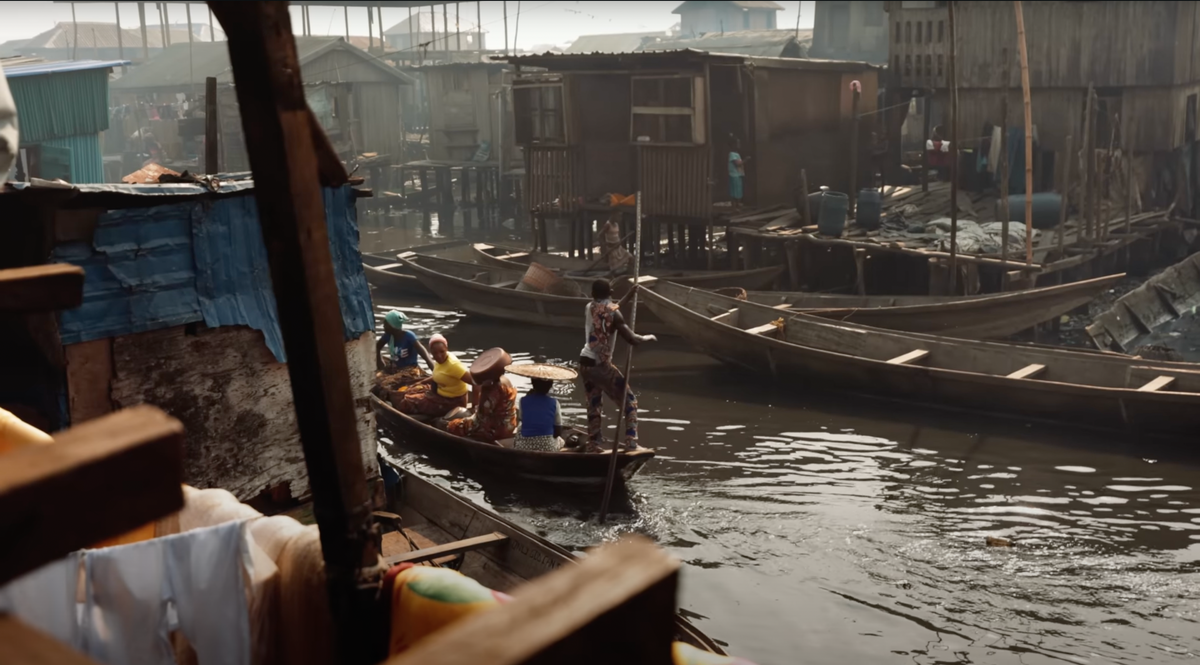 Макоко — символ контраста

Нигерия — страна нефти и роскоши,
но рядом с небоскрёбами Лагоса — мир, где всё держится на вере, дереве и воде.
Это Макоко. Город, которого не должно быть, но который живёт.Photo By 
Joe HaTTab