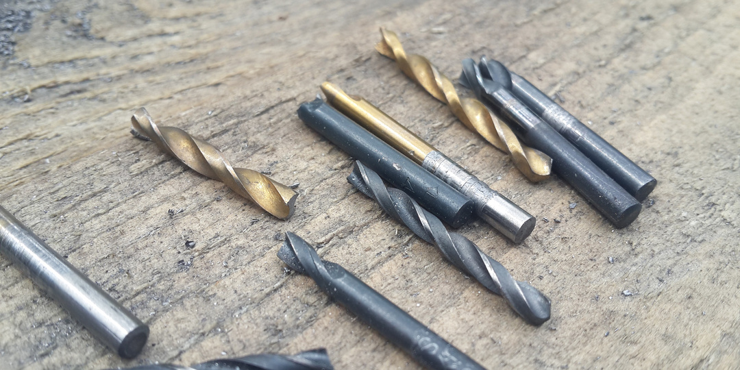 Как заточить даже сломанное сверло: простая самоделка поможет вернуть их к жизни