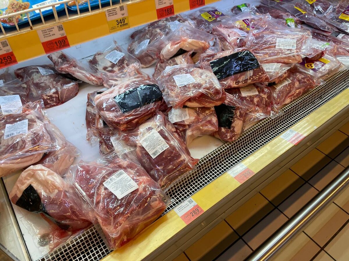    Тётя покупает в Светофоре свинину, клубнику, делает и продаёт тушенку, варенье. На вырученные деньги дом в деревне себе купила