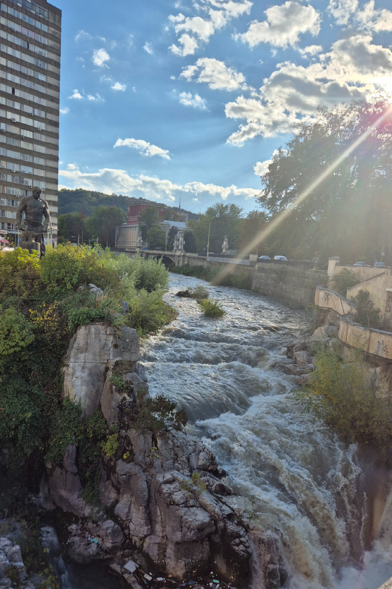 Течет река Янтра.