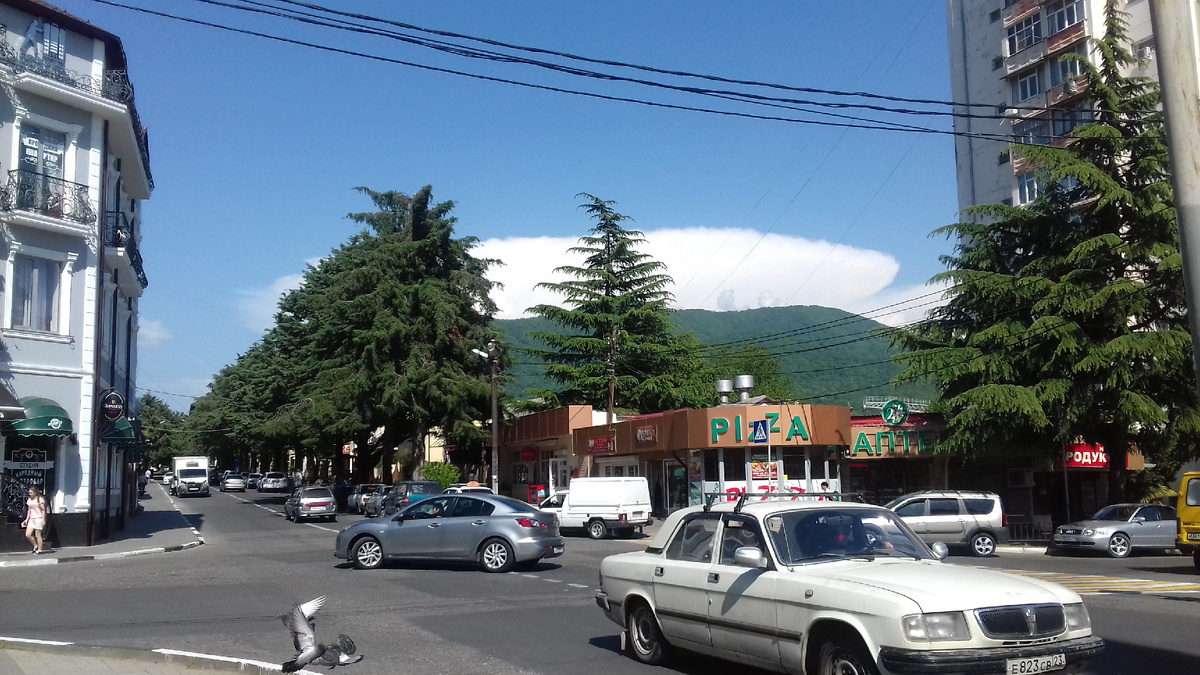 Необычное облако, на улице в Сочи