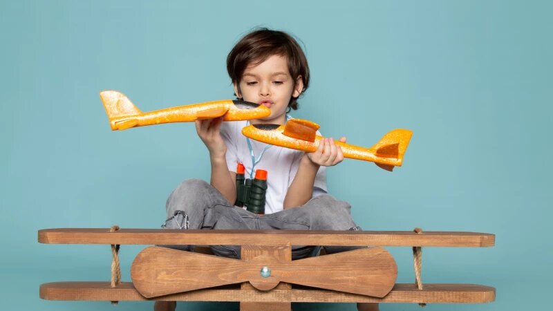     Мальчик с игрушками. freepik.com/mdjaff