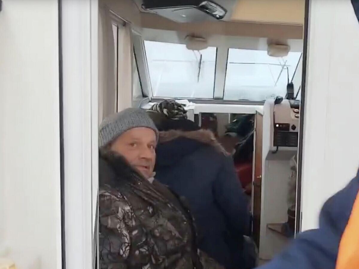    Рыбаки, спасенные в районе мыса Чирикова под Магаданом© ОГКУ "ПСЦ ГО ЗНТ и ПБ Магаданской области"/ВКонтакте