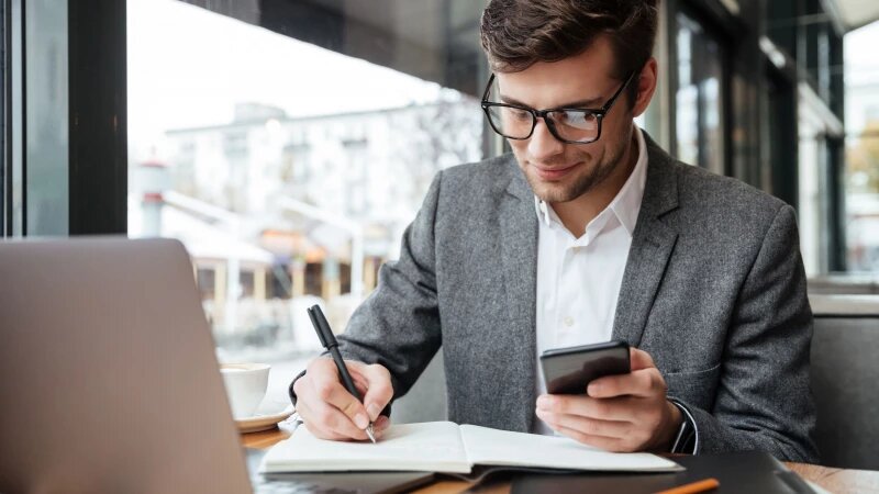     Билайн предоставит корпоративные сервисы предпринимателям малого бизнеса и самозанятым. Фото: ru.freepik.com, автор drobotdean.