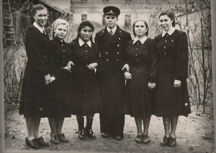 Совсем молоденький Юрий Гагарин: история одной фотографии из начала 1950-х гг.