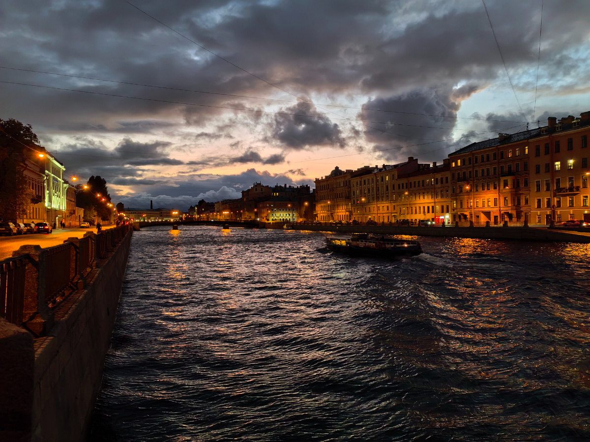 А у нас ещё кораблики с туристами плавают, но погода уже не располагает.