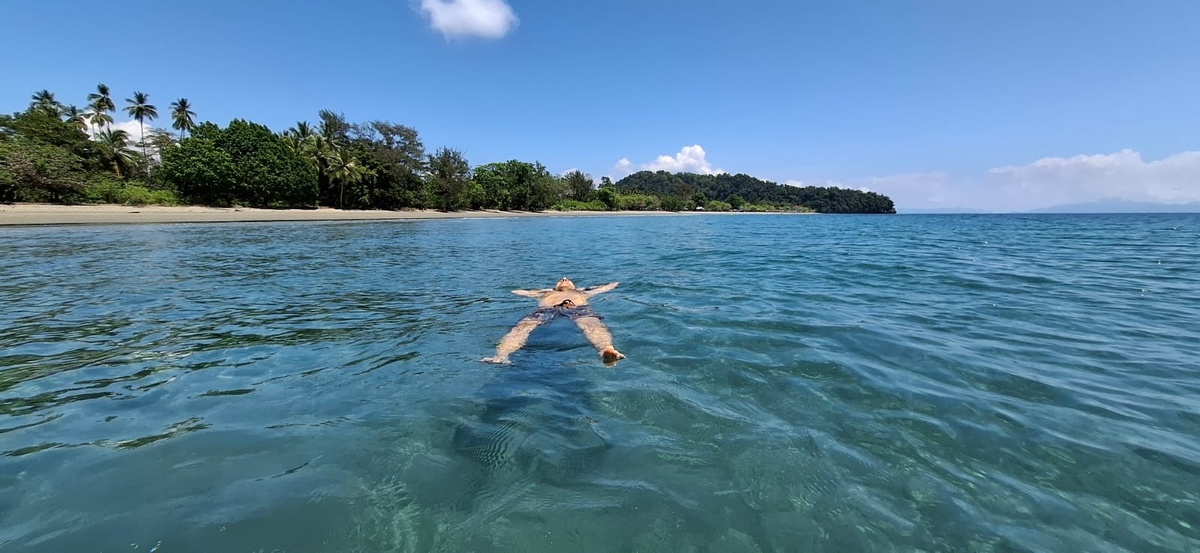 в синем море плещут волны, в синем море ураганы....