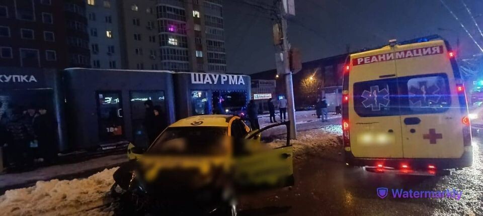    Место наезда автомобиля на остановку в Новосибирске. Источник: Пресс-служба ГУ МВД России по Новосибирской области