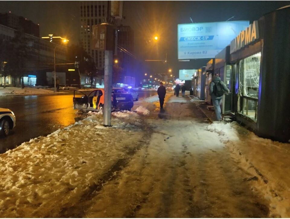    Место наезда автомобиля на остановку в Новосибирске. Источник: Пресс-служба ГУ МВД России по Новосибирской области