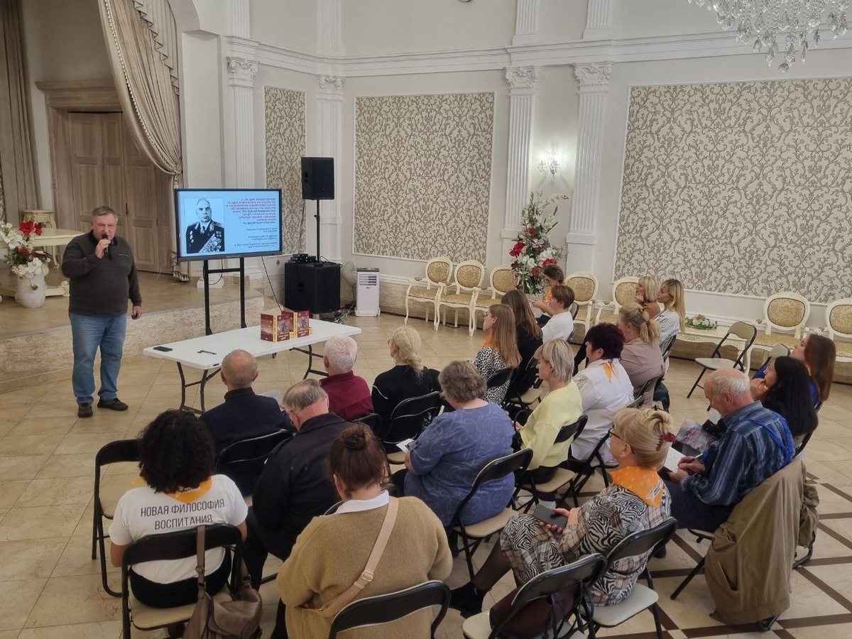 Автор проекта "Ушедшим в разведку навечно" Виктор Медведев рассказывает о нём в Гусевском муниципалитте. 