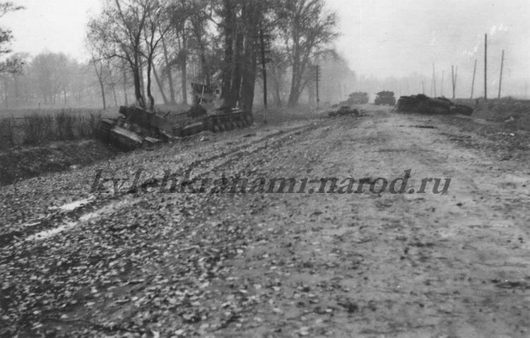 Танки КВ-1 из 124-й танковой бригады на Петергофском шоссе (коллекция автора)