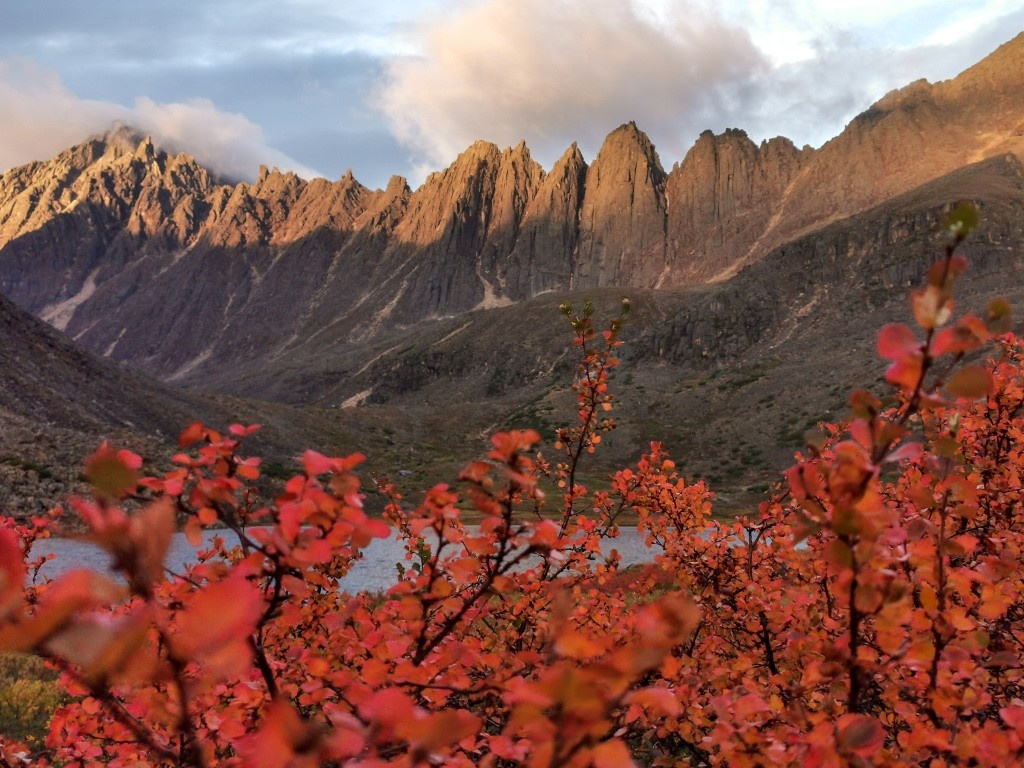   Фото: Хребет Большой Аннгачаг осенью / Туристический портал Магаданской области