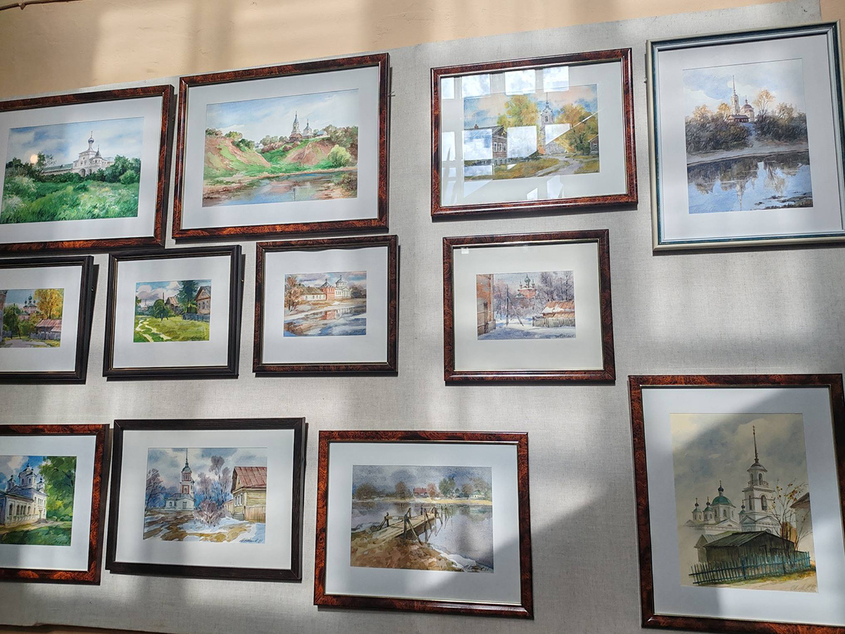 Посетителей встречают   работы местных художников, которые можно приобрести