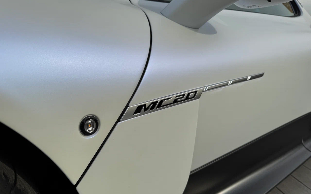 Autonews📷Дизайнеры марки посчитали нужным еще раз напомнить, в каком именно автомобиле вы находитесь